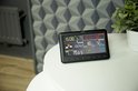 Alecto weerstation display op een witte tafel, toont tijd, datum, temperatuur, druk, wind en regen.