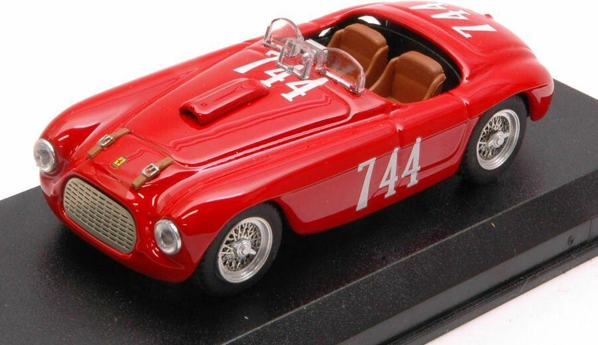 De 1:43 Diecast Modelcar van de Ferrari 195S Barchetta Spider #744 Winnaar van de Giro Della Calabria in 1950. De coureurs waren Serafini en Salami. De fabrikant van het schaalmodel is Art-Model. Dit model is alleen online verkr