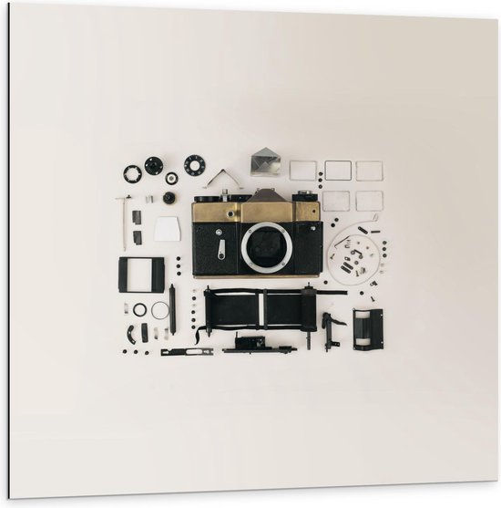 Dibond - Camera met Onderdelen op Witte Achtergrond - 100x100cm Foto op Aluminium (Wanddecoratie van metaal)