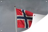 Muurdecoratie Noorse vlag wappert tegen een grijze regenachtige hemel - 180x120 cm - Tuinposter - Tuindoek - Buitenposter