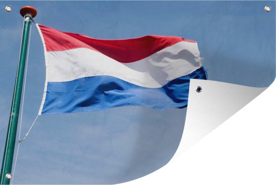 Muurdecoratie Vlag van Nederland op een vlaggenstok tegen blauwe hemelachtergrond - 180x120 cm - Tuinposter - Tuindoek - Buitenposter