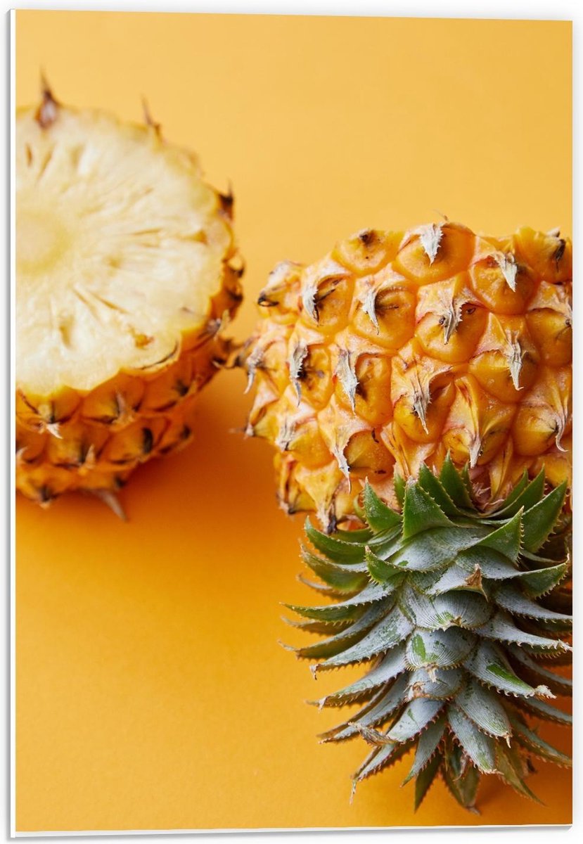 Forex - Opengesneden Ananas met Gele Achtergrond - 40x60cm Foto op Forex