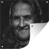Tuinposters Close up van een oude Kaukasische vrouw haar verweerde gezicht met doek - 50x50 cm - Tuindoek - Buitenposter