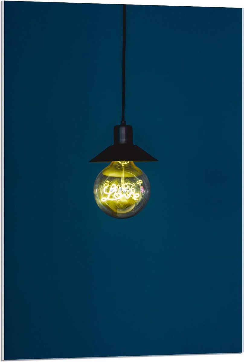 Acrylglas - Gloeilamp met Blauwe Achtergrond - 60x90cm Foto op Acrylglas (Wanddecoratie op