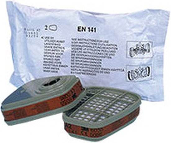 Twee grijze 3M ABEK1 filters met roosterpatroon, naast een verzegelde verpakking met productinformatie.
