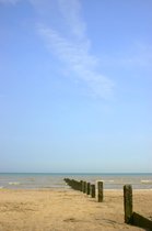 Tuinposter - Zee / Water - Strand in blauw / groen / bruin / beige / wit / zwart - 160 x 240 cm.