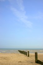 Tuinposter - Zee / Water - Strand in blauw / groen / bruin / beige / wit / zwart - 120 x 180 cm.
