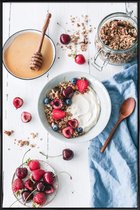JUNIQE - Poster met kunststof lijst Frühstück mit Beeren -13x18