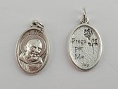Medaille van Hlg. Pater Pio zilverkleurig 1,5 x 2,5 cm