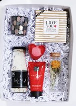 cadeaupakket/giftbox voor vrouw, vriendin, mama, grootmoeder, incl Ritual Ayurveda body cream, heerlijke verwen momentje met Belgische chocolade, bath salt,  glazen potje met droogbloemen en 