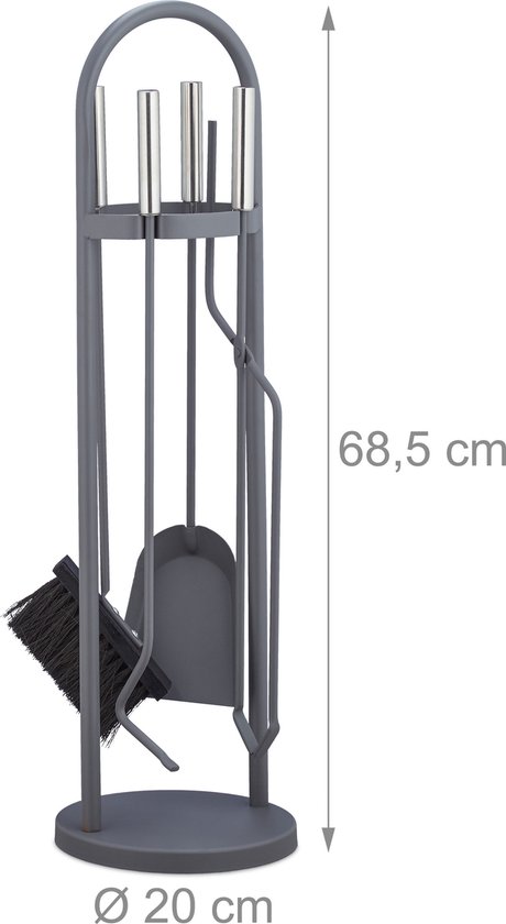 Grijze haardset van 68,5 cm hoog en 20 cm breed, met schep, bezem, tang en pook.