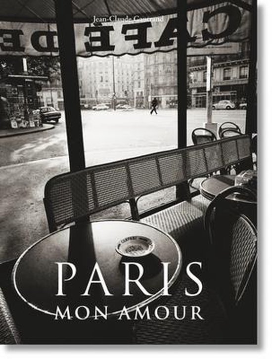Boekcover met de titel 'PARIS MON AMOUR' in grote letters, met een foto van een Parijse caféterras.