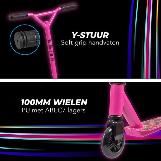 Close-up van het stuur en de voorwielophanging van een roze stuntstep met 'STUNT RIDER' en 'Soft grip handvatten'. Details van 100mm PU wielen.