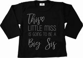 T-Shirt voor een grote zus-Bekendmaking zwangerschap-this little miss-zwart-zilver-Maat 134/146