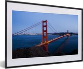 Fotolijst incl. Poster - Golden Gate Bridge verlicht in de avond - 60x40 cm - Posterlijst