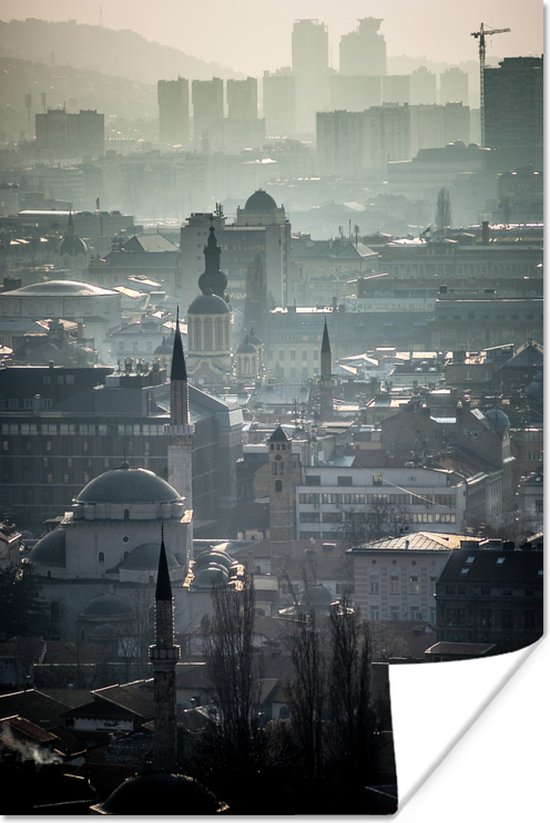 Poster Mist boven Sarajevo hoofdstad van Bosnië en Herzegovina - 40x60 cm