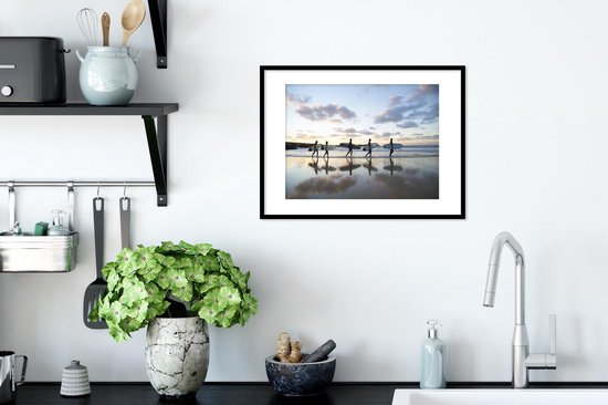 Affiche avec cadre Surfeurs le long de la plage - 40x30 cm