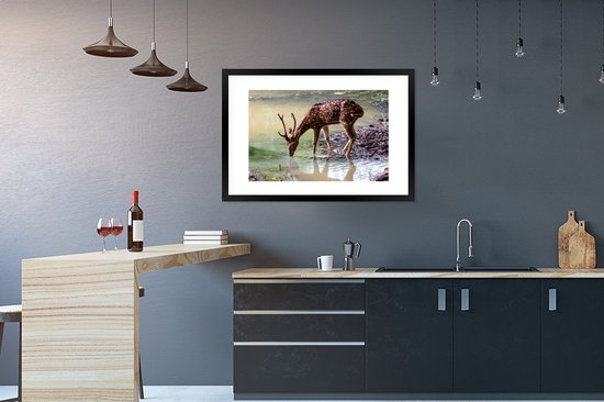 Photo dans le cadre - Boire le cerf d'un ruisseau de forêt cadre photo noir avec passe-partout blanc 60x90 90x60 cm - Affiche dans le cadre (Décoration murale salon / chambre)
