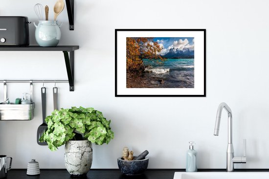 Photo en cadre - Lac Pehoe dans le Parc National Torres del Paine au Chili cadre photo noir avec passe-partout blanc petit 40x30 cm - Affiche sous cadre (Décoration murale salon / chambre)