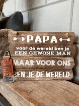 Cadeaupakket papa - vader  inclusief houten hartje -  Tekstbordje 20x28 cm papa de wereld + Bieropener Mijn vader / vaderdag geschenk / vaderdag cadeautjes / verjaardag / opa / pap