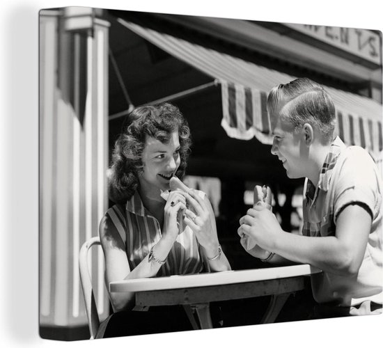 Canvas Schilderij Tieners eten hotdogs - 80x60 cm - Wanddecoratie