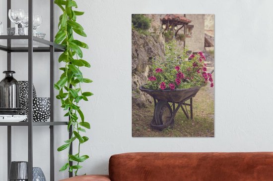 Coin charmant avec une brouette pleine de fleurs 60x90 cm - Tirage photo sur toile (Décoration murale salon / chambre) / Peintures Fleurs sur toile