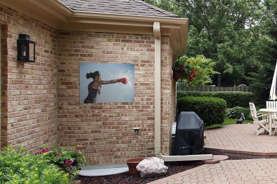 Tuinschilderij Een donkergetinte vrouw deelt een klap uit als bokser - 80x60 cm - Tuinposter - Tuindoek - Buitenposter