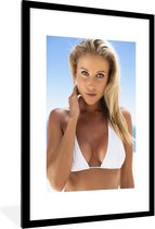Fotolijst incl. Poster - Vrouw die met een witte bikini recht in de camera kijkt - 60x90 cm - Posterlijst