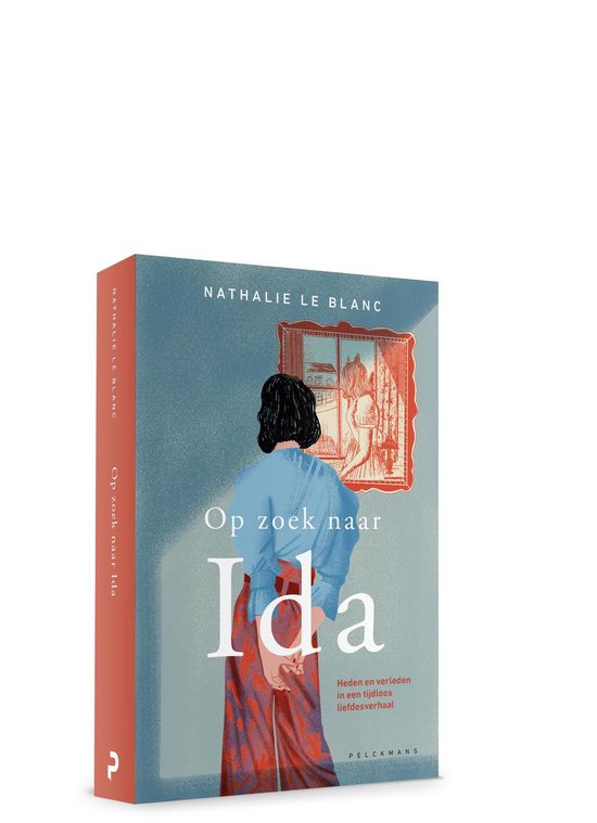 Boek "Op zoek naar Ida" van Nathalie Le Blanc. Een vrouw met een blauwe trui en rode broek staat met de rug naar ons toe voor een schilderij.