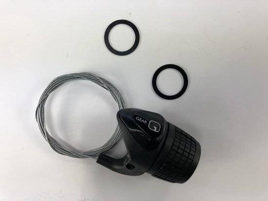 Zwarte draaigreep met "GEAR" en "1" aanduiding, een versnellingskabel en twee zwarte ringen.