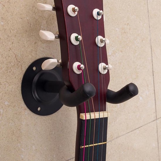 Zwarte gitaarmuurbeugel houdt de nek van een akoestische gitaar met gekleurde snaren vast.
