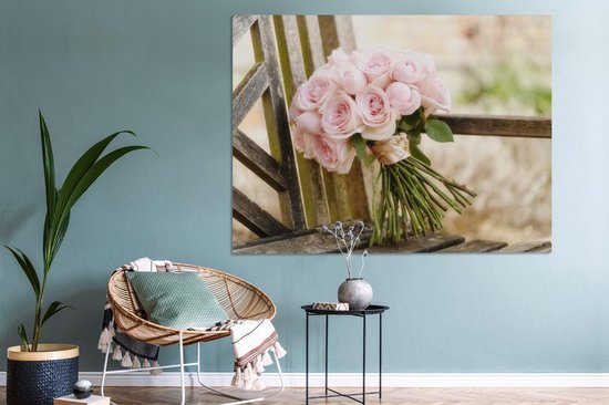 Un bouquet de roses roses sur un banc en bois Toile 160x120 cm - Tirage photo sur Toile (Décoration murale salon / chambre) / Peintures Fleurs sur toile XXL / Groot format!