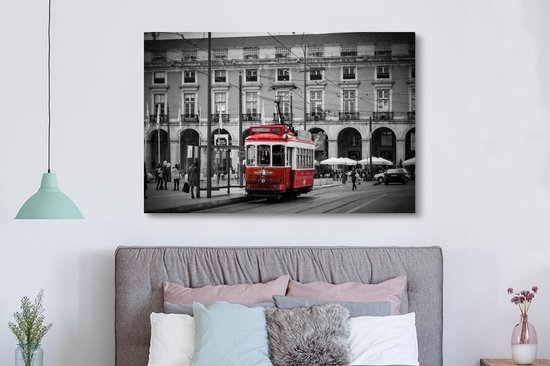 Canvas schilderij 150x100 cm - Wanddecoratie Zwart-wit foto met een rode tram - Muurdecoratie woonkamer - Slaapkamer decoratie - Kamer accessoires - Schilderijen