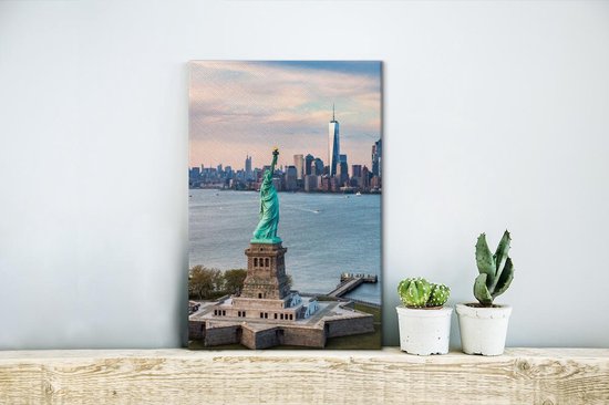 Canvas Schilderij Het Vrijheidsbeeld op de voorgrond en uitzicht op het World Trade Center en de skyline van New York - 20x30 cm - Wanddecoratie