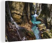 Canvas Schilderij Turquoise riviertje in een kloof in het Nationaal park Triglav in Slovenië - 60x40 cm - Wanddecoratie