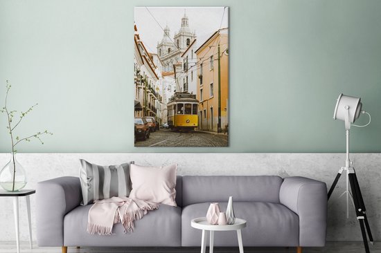 Le célèbre tramway jaune traverse la toile de Lisbonne 80x120 cm - Tirage photo sur toile (Décoration murale salon / chambre)