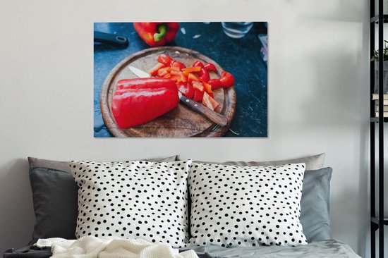 Poivron rouge haché sur fond bois Toile 90x60 cm - Tirage photo sur toile (Décoration murale salon / chambre)