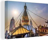 Canvas Schilderij Foto van de Swayambhunath tempel in Nepal met een kleurrijke hemel - 90x60 cm - Wanddecoratie