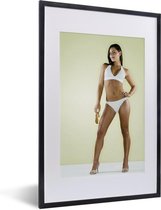 Fotolijst incl. Poster - Vrouw in een witte bikini met hakken - 40x60 cm - Posterlijst
