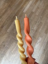 Gedraaide kaarsen set van 2 - swirl kaarsen - kleurrijk - oranje en geel - 28 cm hoog - twisted candles - trendy diner kaarsen