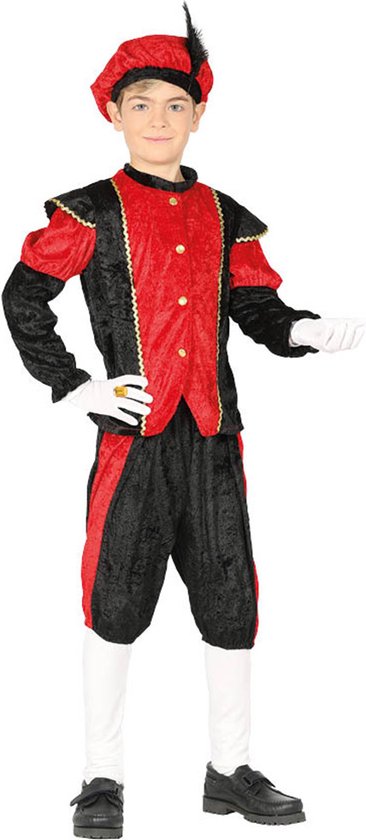 Jongen in een zwart en rood Pietenkostuum met gouden accenten, rode baret met veer, witte handschoenen en ring.