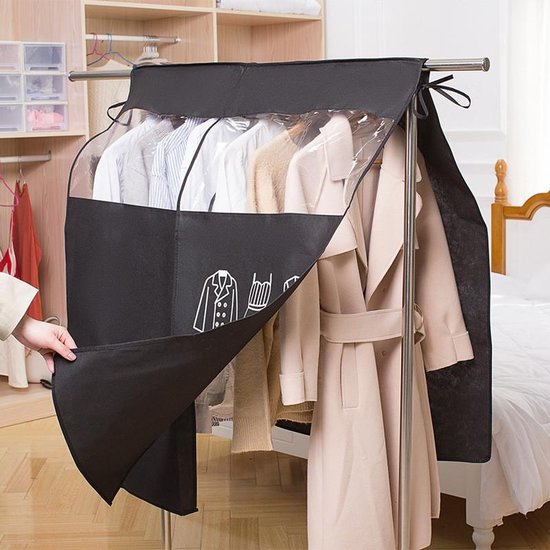 Zwarte kledinghoes met transparant venster, met afbeeldingen van kledingstukken en de tekst 'Cover for outer dress top bottom'. Een hand opent de zijflap.