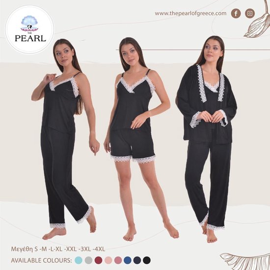 Drie modellen tonen een zwarte pyjamaset met witte kanten afwerking. Een model met lange broek, een met korte broek en een met lange broek en nachtjapon.