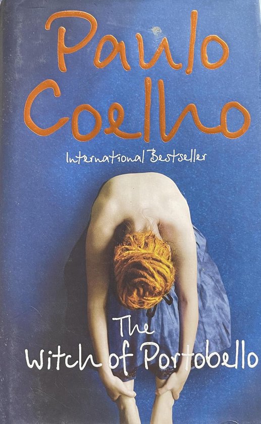 Boekcover met de tekst 'Paulo Coelho International Bestseller The Witch of Portobello' en een vrouw met rood haar die voorover buigt.