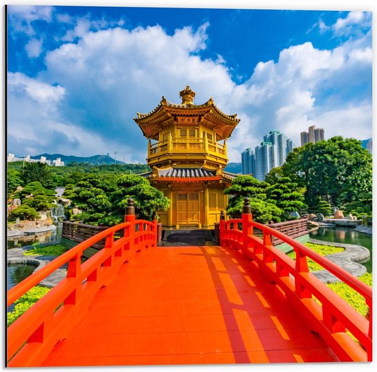 Dibond - Oranje Brug naar Gouden Pagode in Nan lian tuin, Hong Kong - 50x50cm Foto op Aluminium (Met Ophangsysteem)
