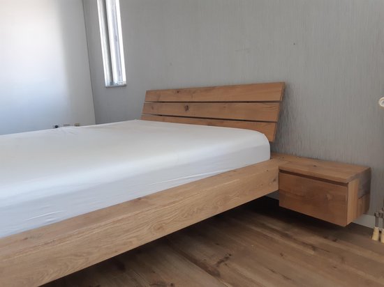 zwevend eiken bed - Houten bed - 180 x 200 - twee persoons bed - nachtkastje met lade en hoofdbord