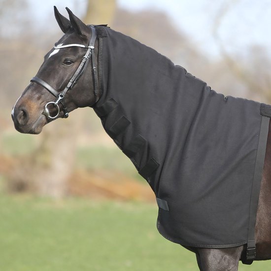 Zwart fleece halsstuk voor paard, vastgemaakt met klittenband en gespen.