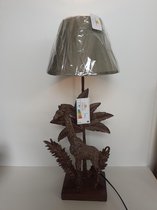 Giraffe beeld/ tafellamp / giraf voor een palmboom/ inclusief kap/incl.lamp/ goud/66x33x20 cm