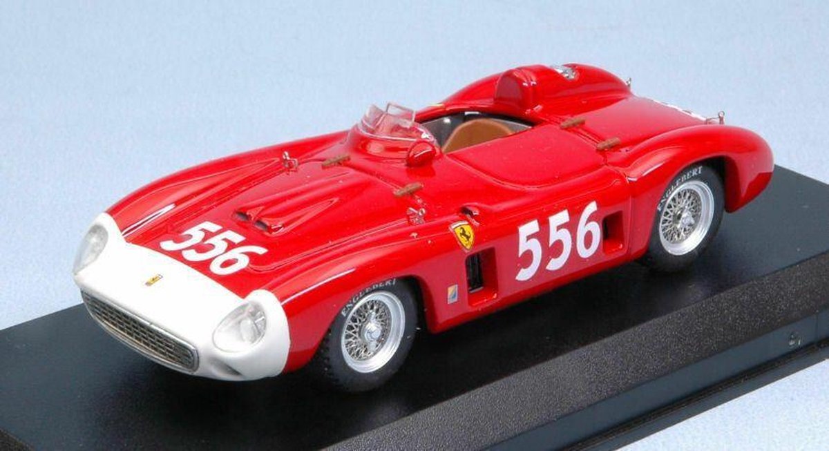 De 1:43 Diecast Modelcar van de Ferrari 860 Monza Spider #556 van de Mille Miglia in 1956. De bestuurder was L. Musso. De fabrikant van het schaalmodel is Art-Model. Dit model is alleen online beschikbaar