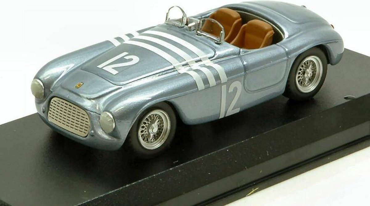 De 1:43 Diecast Modelcar van de Ferrari 166MM Barchetta Spider #12 Winnaar van de GP Svezia in 1952. De coureur was V. Stener. De fabrikant van het schaalmodel is Art-Model. Dit model is alleen online verkrijgbaar